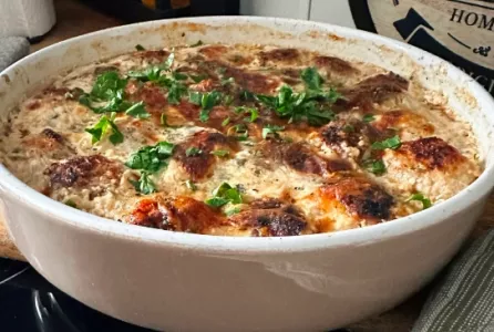 Тефтели с чесноком и пармезаном — вкуснее обычных котлет: получаются сливочными и нежными