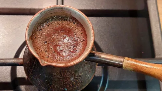 Лью воду особой температуры, и кофе становится идеально вкусным — хоть в турке, хоть в кружке