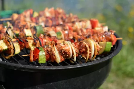 Испортит весь шашлык: главная ошибка при нанизывании мяса с овощами — больше не повторяйте