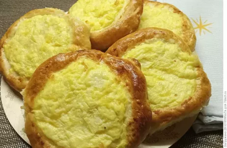 Картофельное пюре с сыром и яйцом «в кармане»: сытный перекус на все случаи жизни