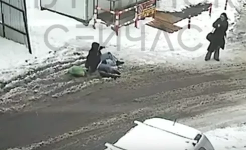 Два человека провалились в плохо закрытый люк в Мурманске за один день
