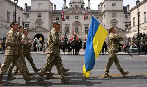 На параде в Лондоне украинские военные ВСУ героически прошлись по навозу