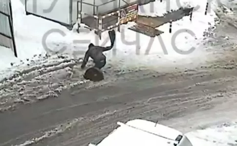 Следком начал доследственную проверку по факту падения людей в открытый люк в Мурманске