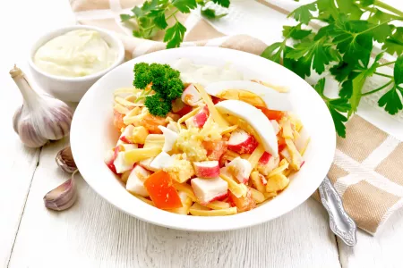 Картофельный салат с крабовыми палочками «Фантазия» — вкуснее классики: хочется готовить его постоянно