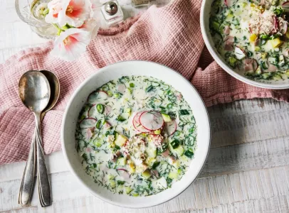Квас и кефир надоели, хватит: заливаю окрошку другой заправкой — вкус такой, что добавки просят даже дети