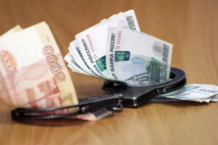 Иностранец предстанет перед судом в Мурманской области за попытку дачи взятки полицейскому