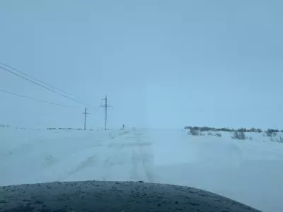 Водитель с детьми в машине на летней резине застрял на закрытой дороге в Териберку
