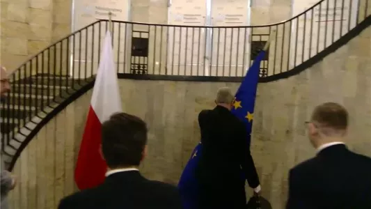Кандидат в президенты Польши Гжегож Браун назвал флаг ЕС враждебным и сорвал его