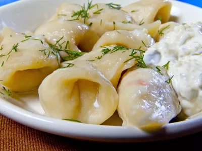 Тесто вкусное даже без начинки: Вареники с соленым творогом и луком — как у бабушки в деревне