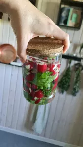 Летняя квашеная редиска: простой секрет невероятного вкуса — бросьте в банку пару веточек укропа и через 5 дней удивляйте гостей