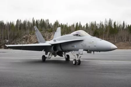 В Финляндии разбился военный самолет, пилот успел катапультироваться