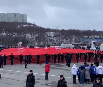 В Мурманской области развернули самый большой экземпляр Знамени Победы
