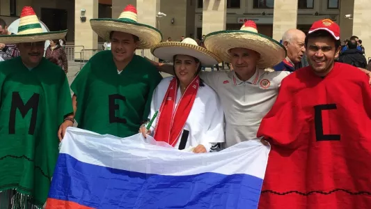 Борщ, пельмени и победа над Германией: мексиканец рассказал, чем ему запомнилась Москва — «Ничего не помню, но было классно»