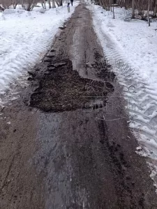 «Так получилось»: в Мурманске тракторист снял асфальт вместе со снегом