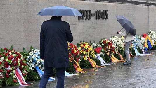 Вандалы испортили ленты на возложенных у мемориала в Дахау венках России и Беларуси