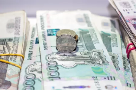 Курс рубля к доллару начнёт падать в мае 2025 года: экономист Паулаускас рассказал, как в этом замешаны туристы