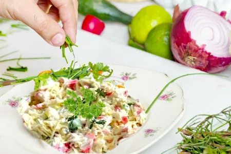 Рецепт бюджетный, а вкус — ресторанный: салат «Дружба» — съедается без остатка за 5 минут