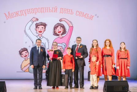 Многодетную семью из Мурманска наградили медалью ордена «Родительская слава»
