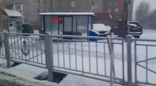 Перед остановочным павильоном в Мурманске установили забор
