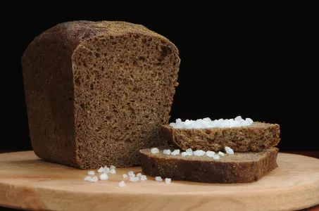 Ржаной хлеб на дрожжах — пышный и ароматный: 1 ложка меда — и каждый кусочек буханки тает во рту