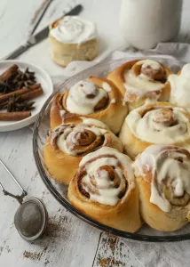Пышные булочки на молоке с ароматной корицей — вкус детства, который легко повторить дома: рецепт мягкого теста и бабушкины секреты