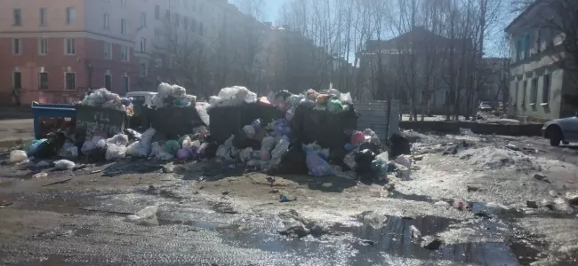 В правительстве Мурманской области призвали «нещадно штрафовать» регоператора за невывезенный мусор