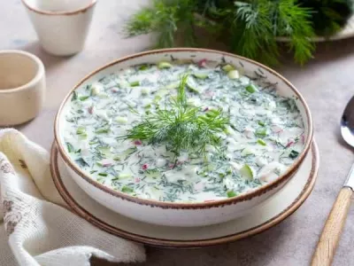 Диетическая окрошка с секретом: вкус отменный, а фигура не пострадает — домашние и гости будут умолять о добавке