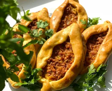 Не лепешки и не пицца: готовим вкусные «лодочки» с мясом — как в Турции, но еще лучше