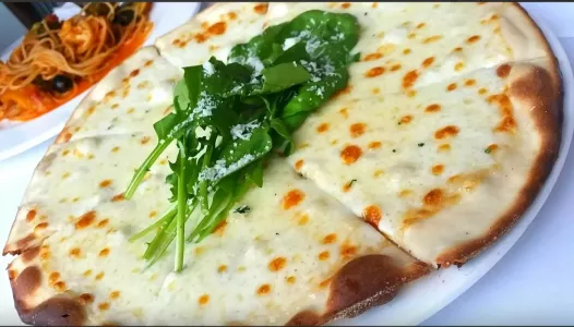 Лепешки вкуснее пирожков: За 2 минуты «сварганила» тесто с начинкой — и на сковороду