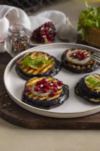 Слоёный «торт» из баклажанов — красиво, необычно и очень вкусно: идея для праздничного стола