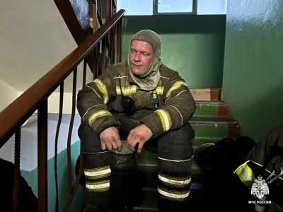 В Мурманске на пожаре в квартире на улице Ломоносова погиб человек, еще 20 жильцов удалось спасти