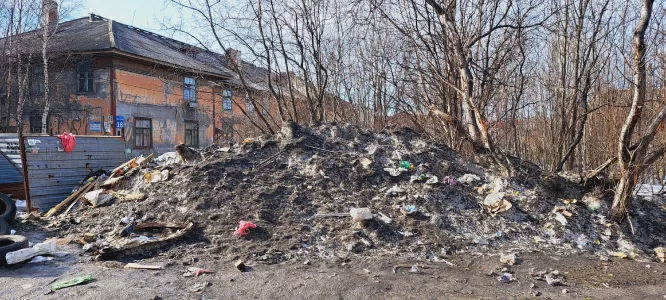 «Крысы уже гуляют»: жители Мурманской области массово жалуются на грязь и горы мусора после зимы