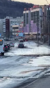 Кольский проспект в Мурманске превратился в реку из-за потопа