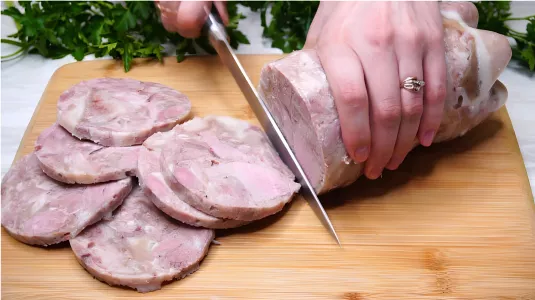 Зельц за копейки: засовываю мясо в бутылку — получаю к завтраку ароматные ломтики на бутерброды