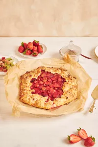 Кростата с клубникой и творожным сыром — тает, как в кафе, но готовится за полчаса