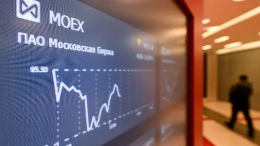 Индекс Мосбиржи рухнул после новостей о составе группы переговорщиков РФ в Стамбуле — почему это произошло и что будет дальше с курсом рубля
