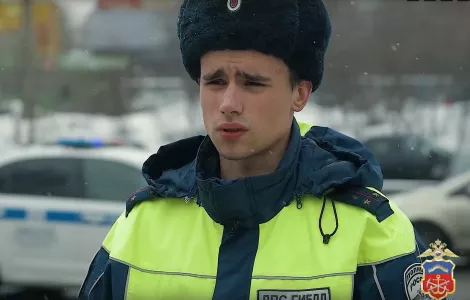 Мурманские автоинспекторы спасли школьника, заблудившегося на трассе в тумане