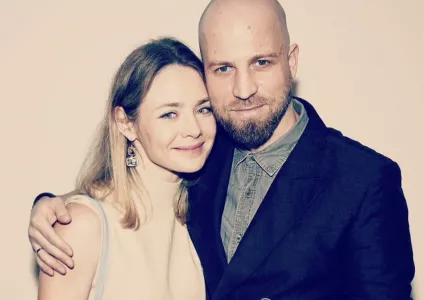 42-летняя звезда «Мажора» Карина Разумовская пришла на кинопремию с мужем — одноклассник стал любовью всей жизни