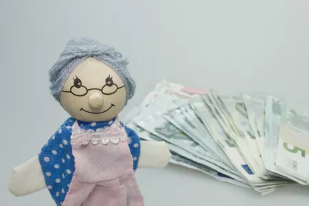 Денежные приметы наших бабушек, которые сейчас называются «мышлением миллионера» и продаются как финансовая грамотность: к деньгам — с уважением