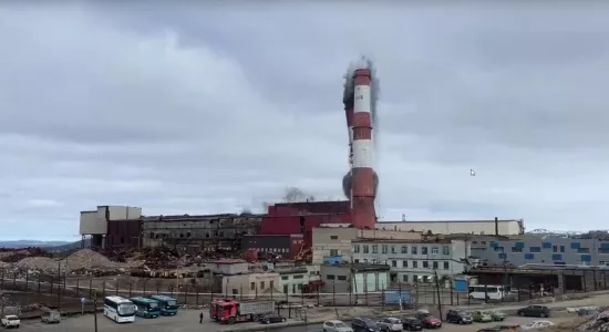 Появились кадры взрыва второй трубы плавильного цеха в Никеле Мурманской области