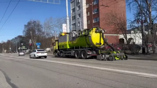 К уборке улиц Мурманска привлекли технику торгового порта