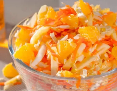 Бросаю к «пекинке» горсть орехов и любимые фрукты — на выходе такая вкуснятина, что и в меню ресторана не найдешь