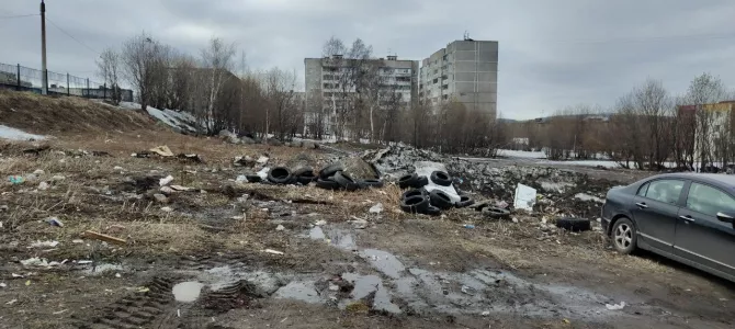 В Мурманске завалили мусором и старыми шинами улицу Миронова