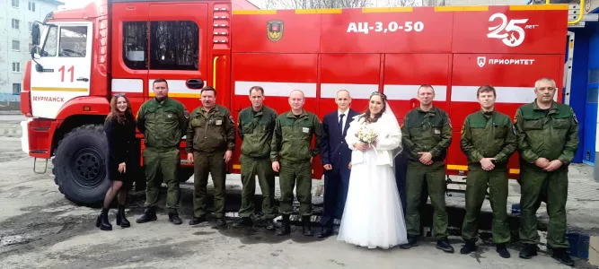 Совет да любовь: мурманские пожарные необычным способом поздравили коллегу со свадьбой