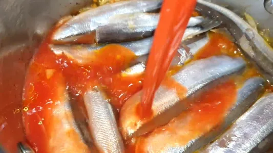 Мойва в томате — пальчики оближешь: готовим ее дома — просто и вкусно