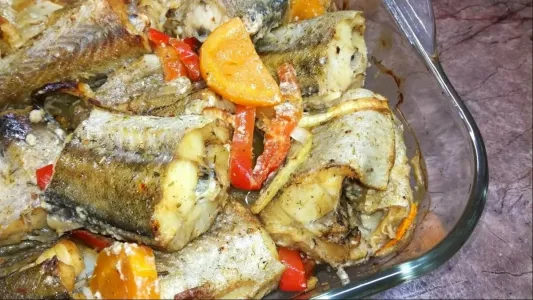 Минтай в духовке — просто и вкусно: запекаем с овощами, получаем сочную рыбку без хлопот