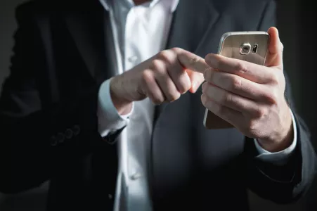 В Японии у любителя «позалипать» в смартфон развился «синдром опущенной головы» — огромная «шишка» на затылке не позволяла парню глотать и вертеть шеей