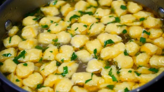 Суп за 25 минут с клёцками: вкусно, сытно и без стресса у плиты