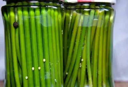 Маринованный зелёный лук за 15 минут: как одна банка изменила вкус всего стола