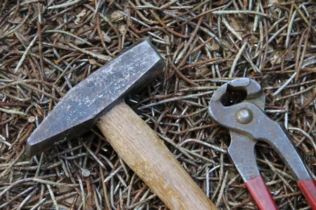 Даже гвозди с «прикипевшей» шляпкой поддадутся: хитрость с зажигалкой поможет вытащить крепёж